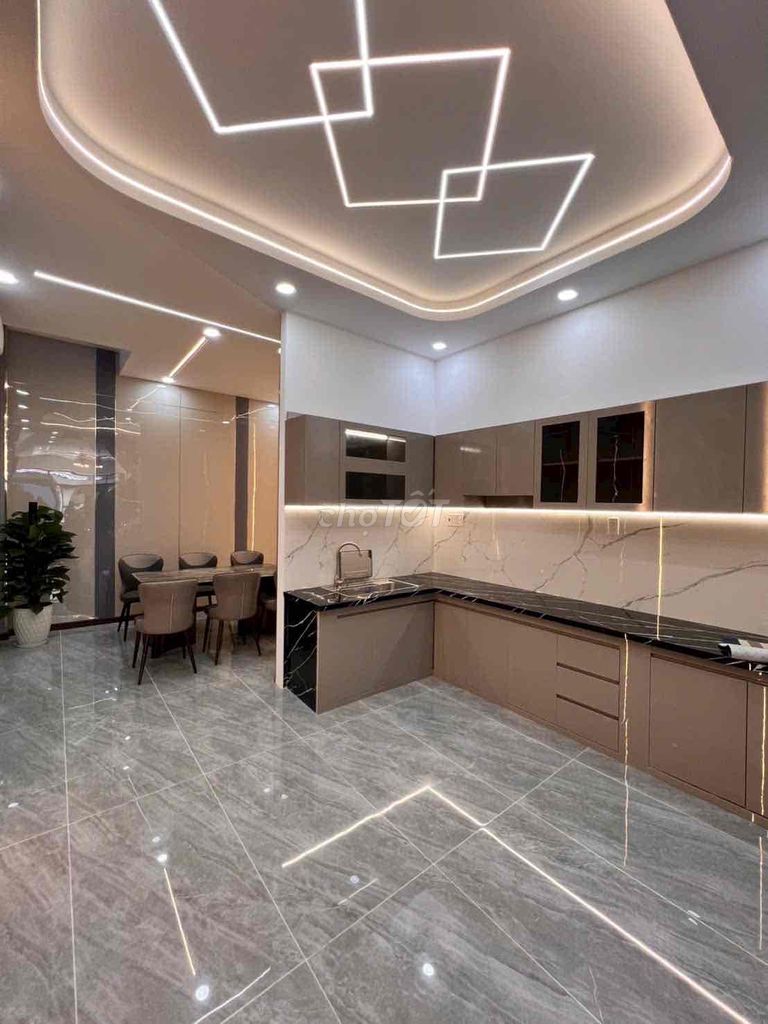6 meters and 4 floors of new furniture 28 million a month.
