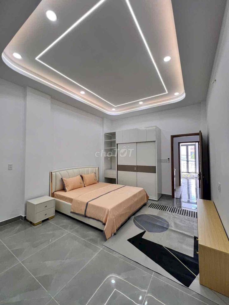 6 meters and 4 floors of new furniture 28 million a month.