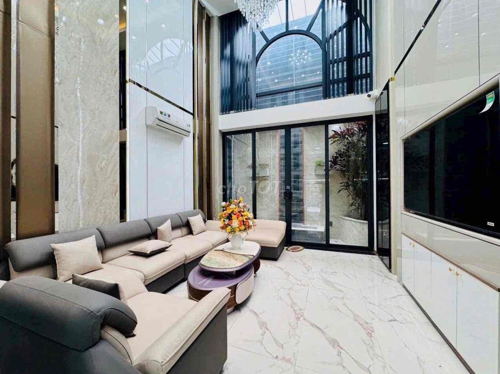 The Super Bowl has four bedrooms. Five bathrooms Full Seven.
