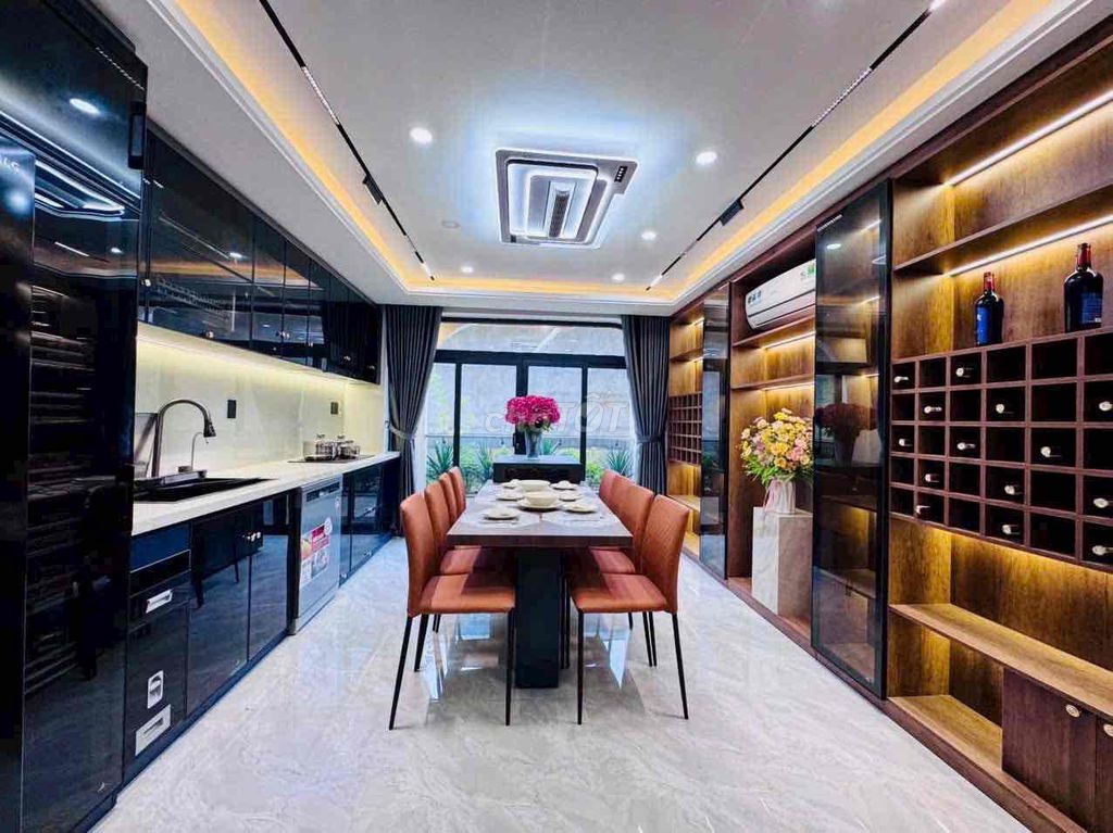 The Super Bowl has four bedrooms. Five bathrooms Full Seven.
