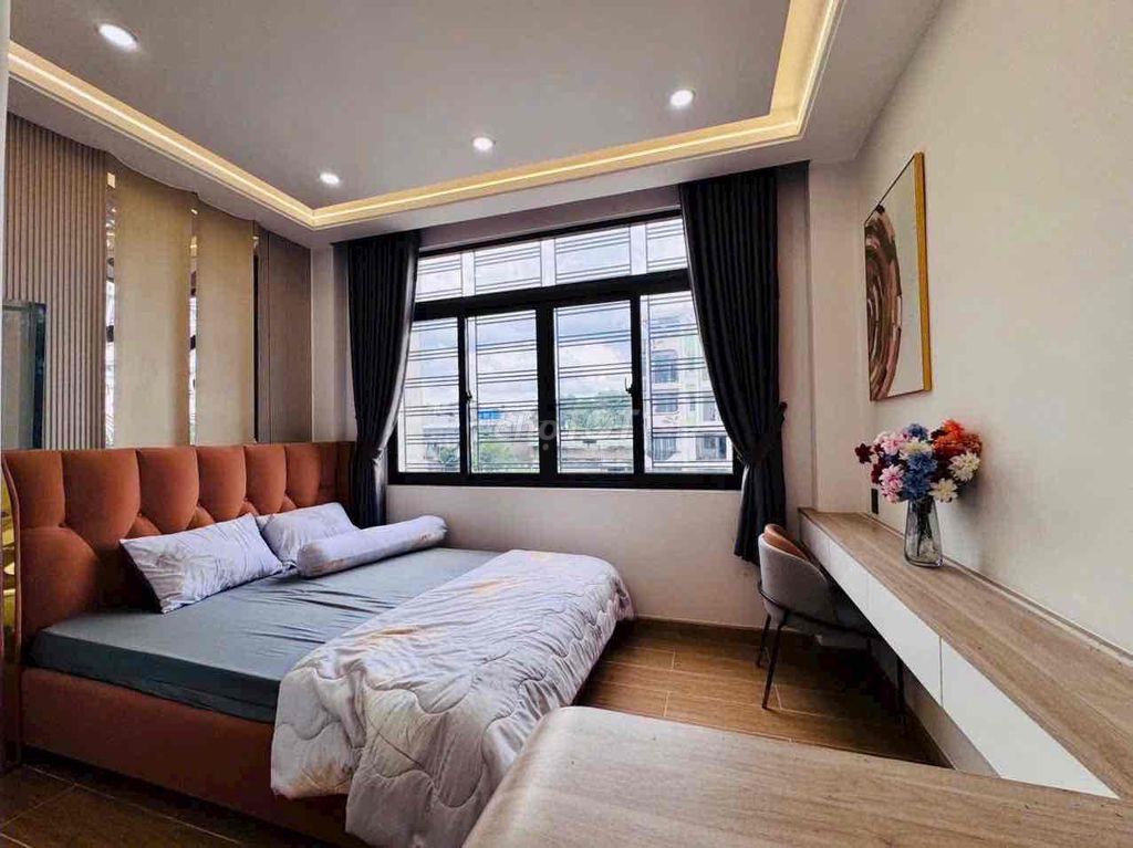 The Super Bowl has four bedrooms. Five bathrooms Full Seven.