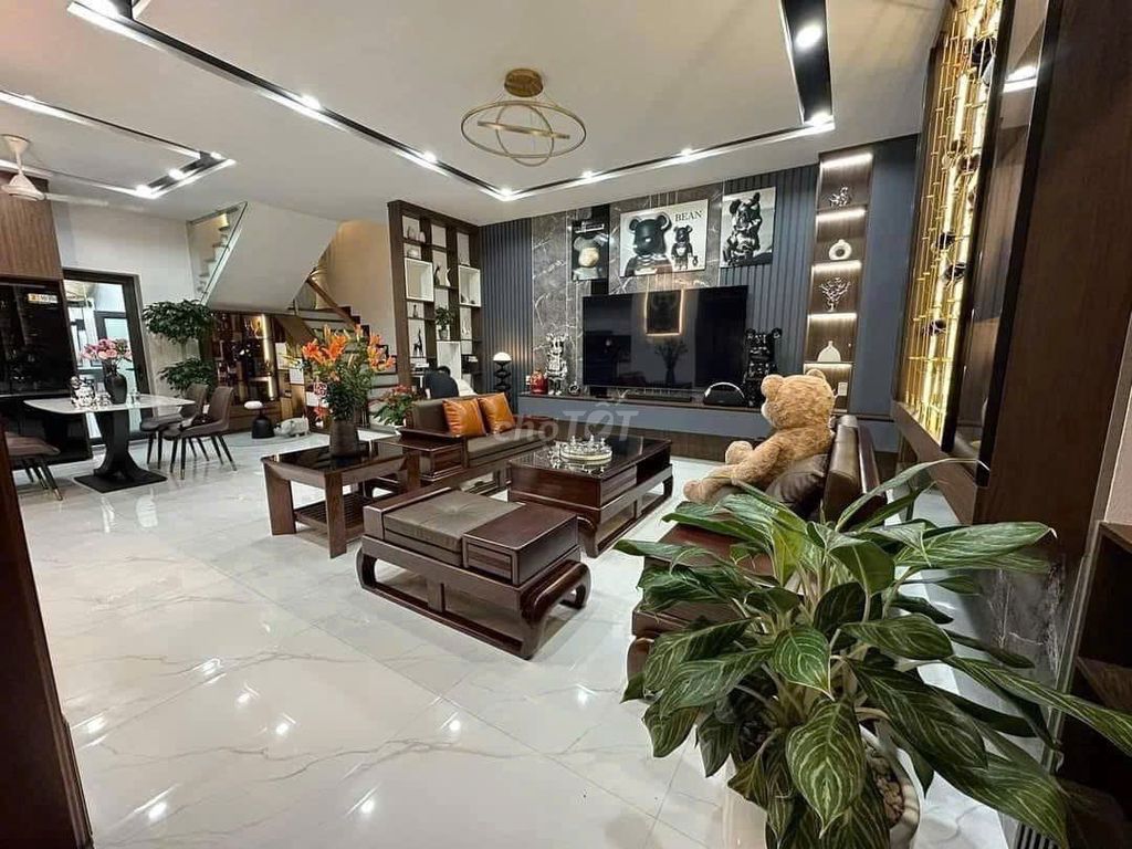 Rent a cash villa 38 KNguyễn Văn Trỗi Phú Nhuận district