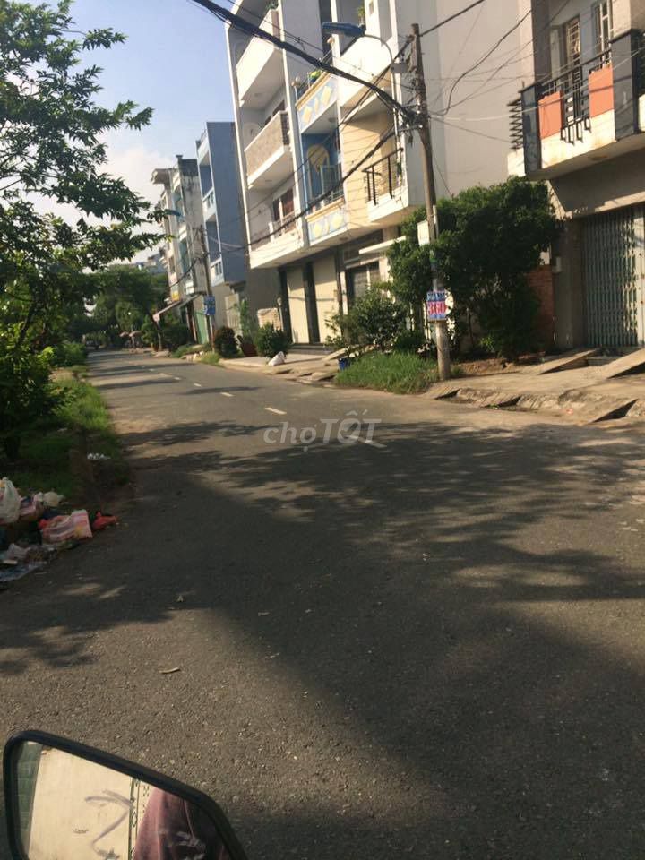 Rent the entire house at số 57 Qq Street. 5 x 20 meters, 3 shots, 20 million a month.