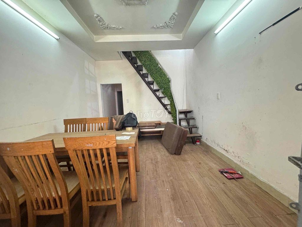 We'll rent the 4th floor bedroom. Two bathrooms with basic interiors.