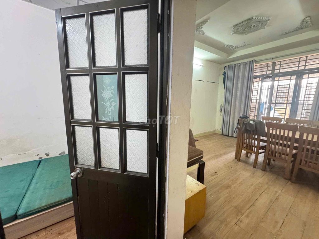 We'll rent the 4th floor bedroom. Two bathrooms with basic interiors.