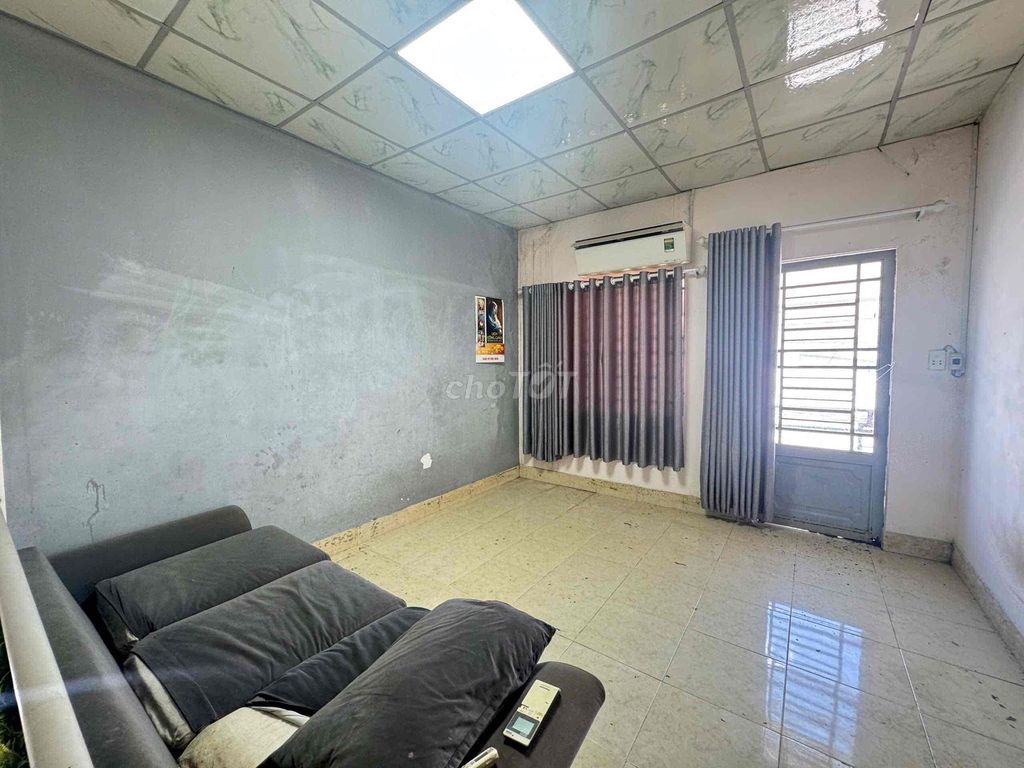 We'll rent the 4th floor bedroom. Two bathrooms with basic interiors.