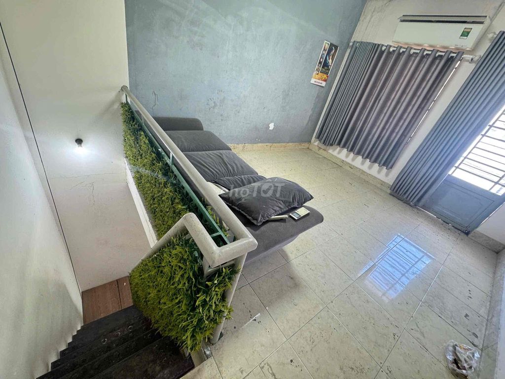 We'll rent the 4th floor bedroom. Two bathrooms with basic interiors.