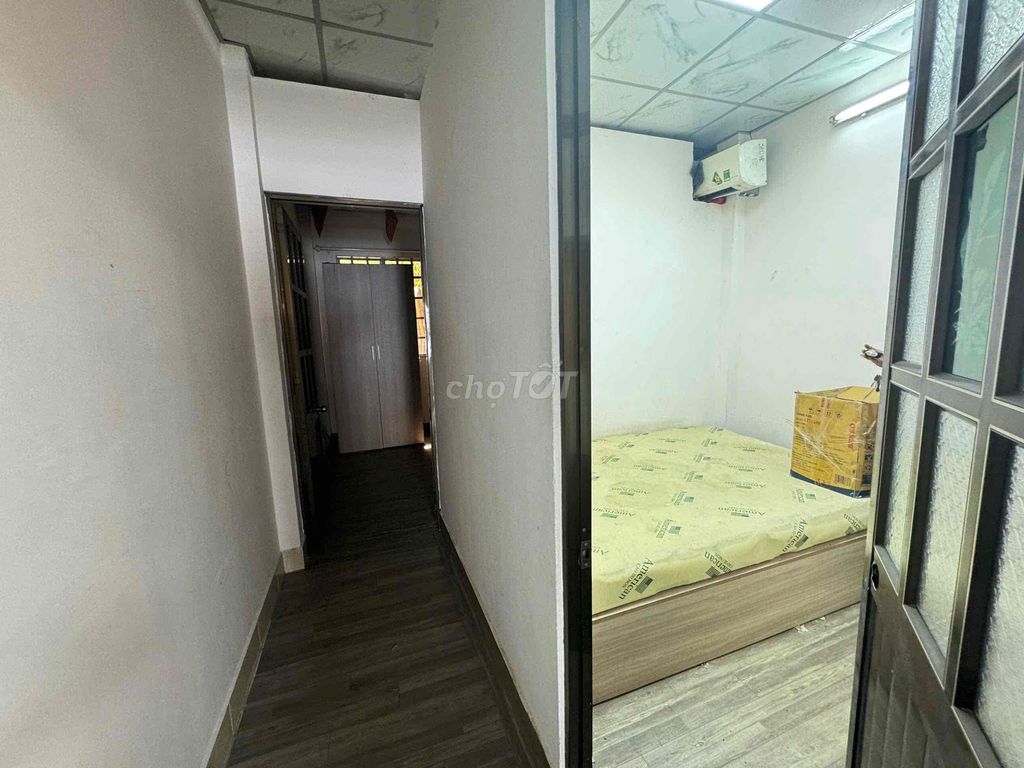We'll rent the 4th floor bedroom. Two bathrooms with basic interiors.