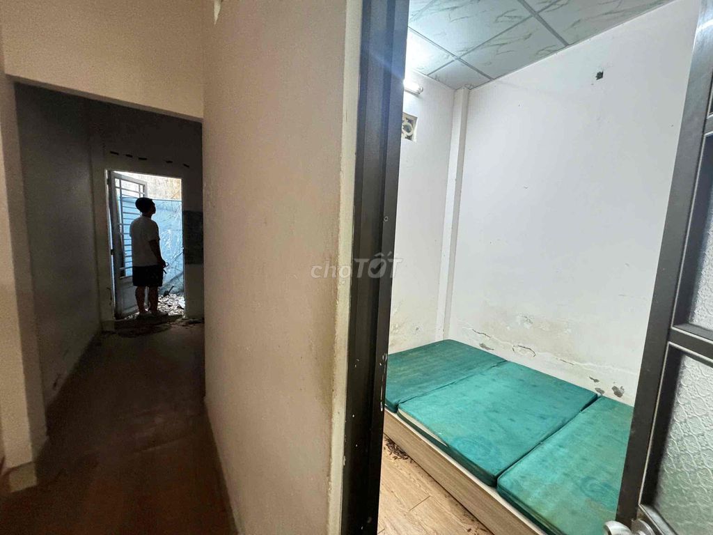 We'll rent the 4th floor bedroom. Two bathrooms with basic interiors.