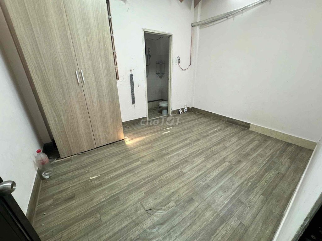 We'll rent the 4th floor bedroom. Two bathrooms with basic interiors.