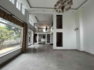 The House of House is located at 2th 1st x 223 3rd floor 4th floor bedroom 5 toilets <i>The United States of Dragons</i>