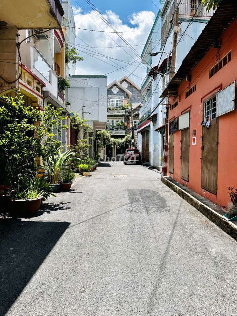 Renting an alleyway building 4 x 17mm. 2rd floor.