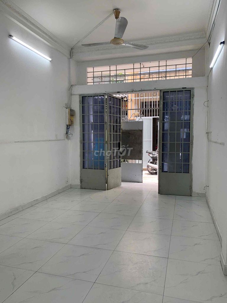 Beautiful house, Ok position, average prices, 1 Land 1 + Rocks, High Court.