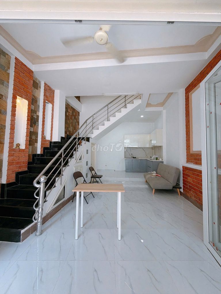 Rent a cash house on Trần Hữu Trang Phú Nhuận. At 22 million.