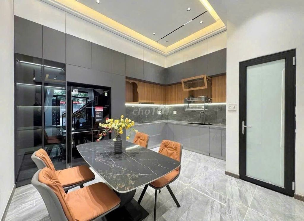 Rent the house in half. 9 A Số 4 Cư Xá Đô Thành Road, 717 4, District 3.