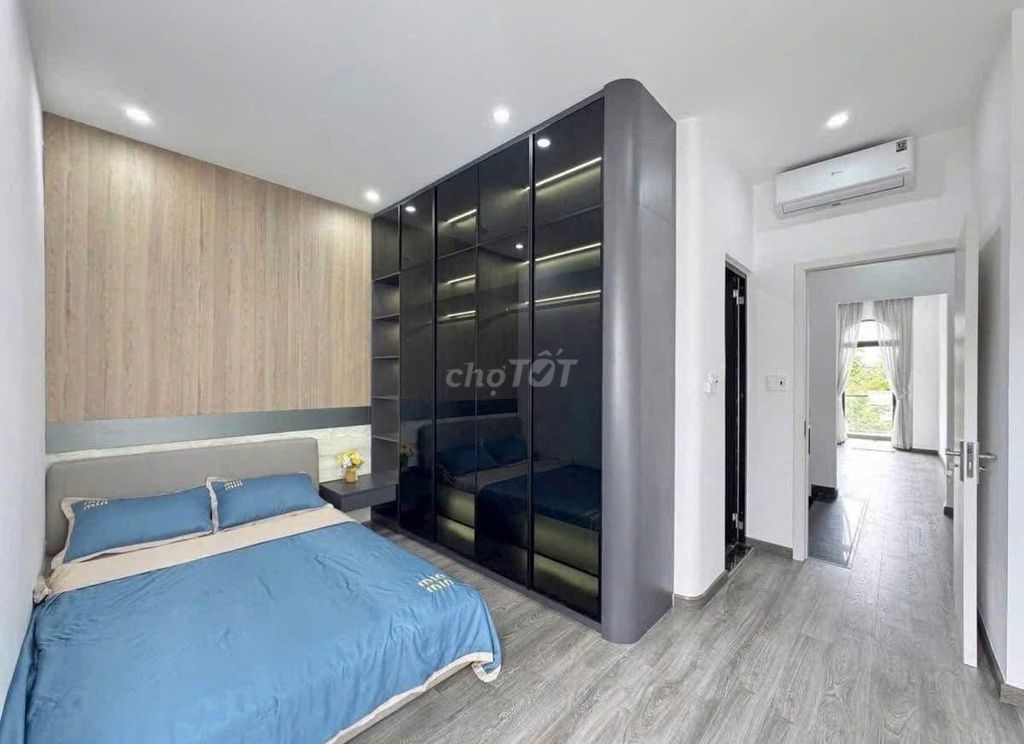 Rent the house in half. 9 A Số 4 Cư Xá Đô Thành Road, 717 4, District 3.