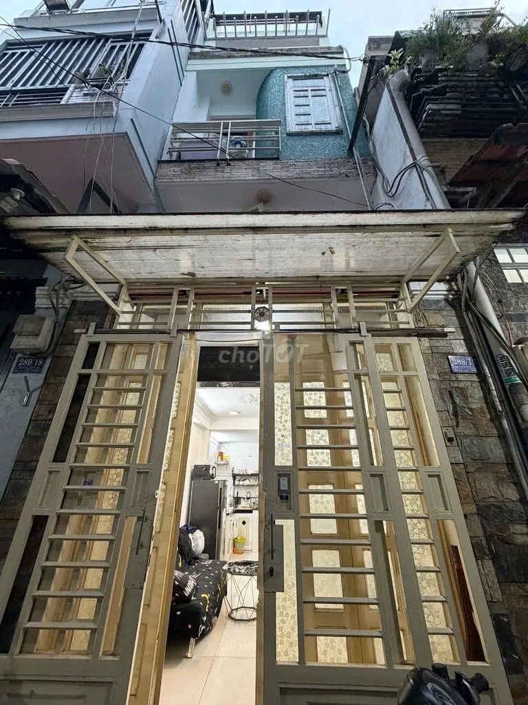 4rd floor, 3rd bedroom 3 Nguyễn Tiểu La Q0 toilet in 10th.
