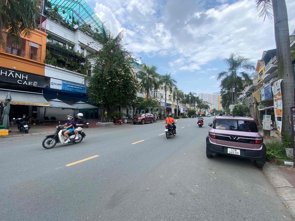 Rent a Trần Trọng Cung cash house across from the vincom District 7