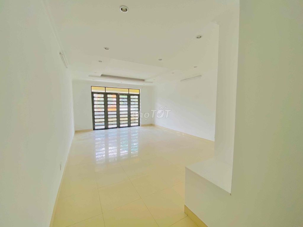 Rent a Trần Trọng Cung cash house across from the vincom District 7