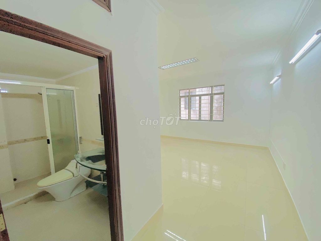 Rent a Trần Trọng Cung cash house across from the vincom District 7