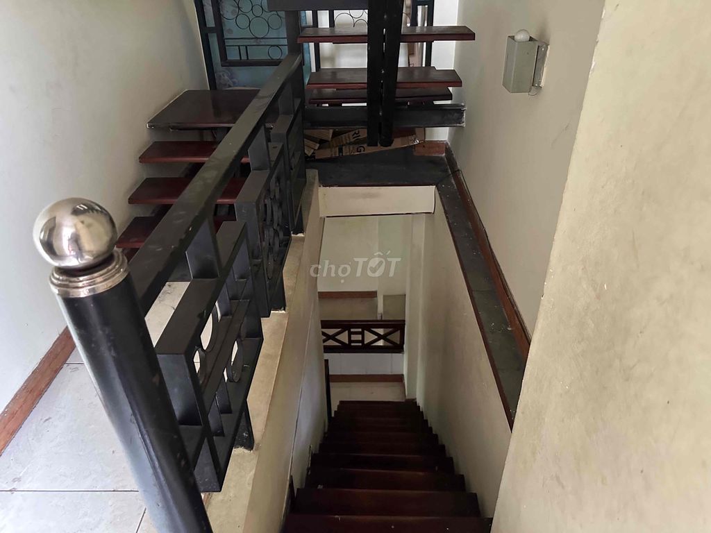 Rent renter for a big-ass front house.