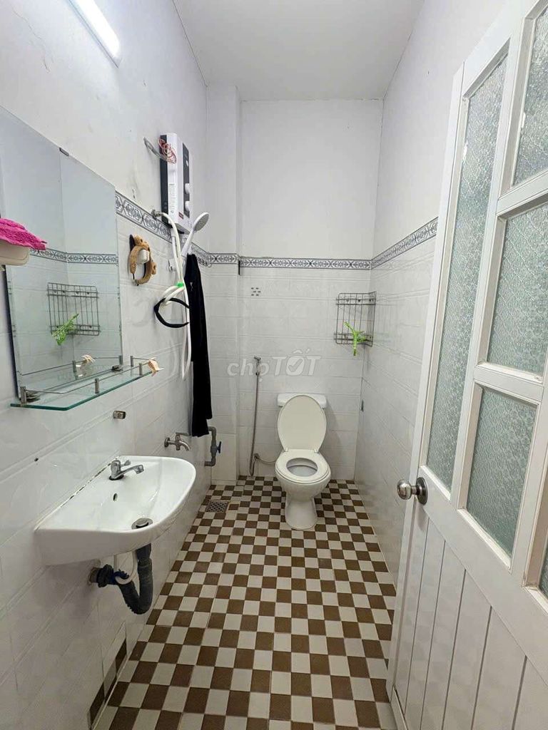 Rent a house near the Gò Vấp almond market. Area: 4x20 meters