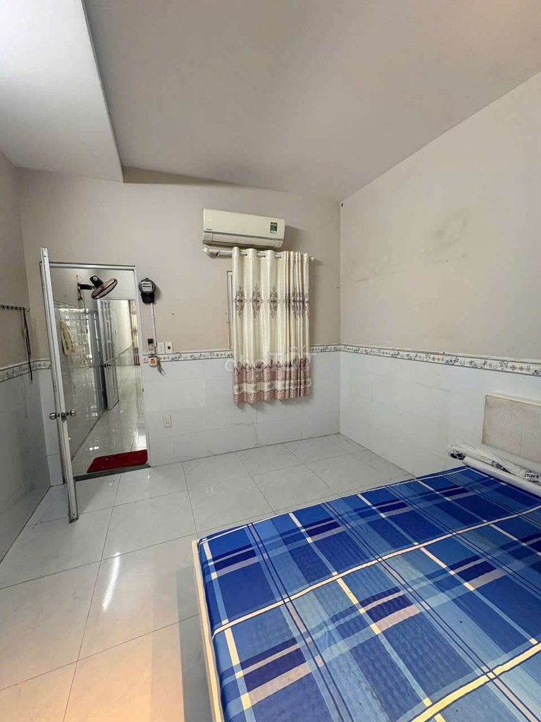Rent a house near the Gò Vấp almond market. Area: 4x20 meters