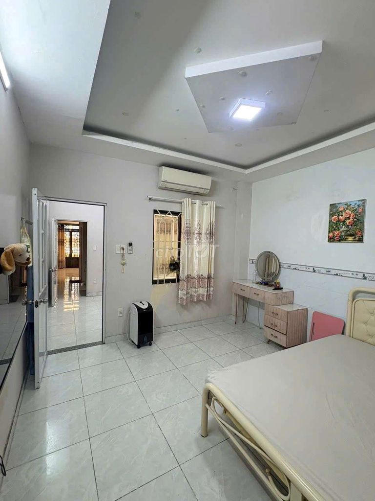 Rent a house near the Gò Vấp almond market. Area: 4x20 meters
