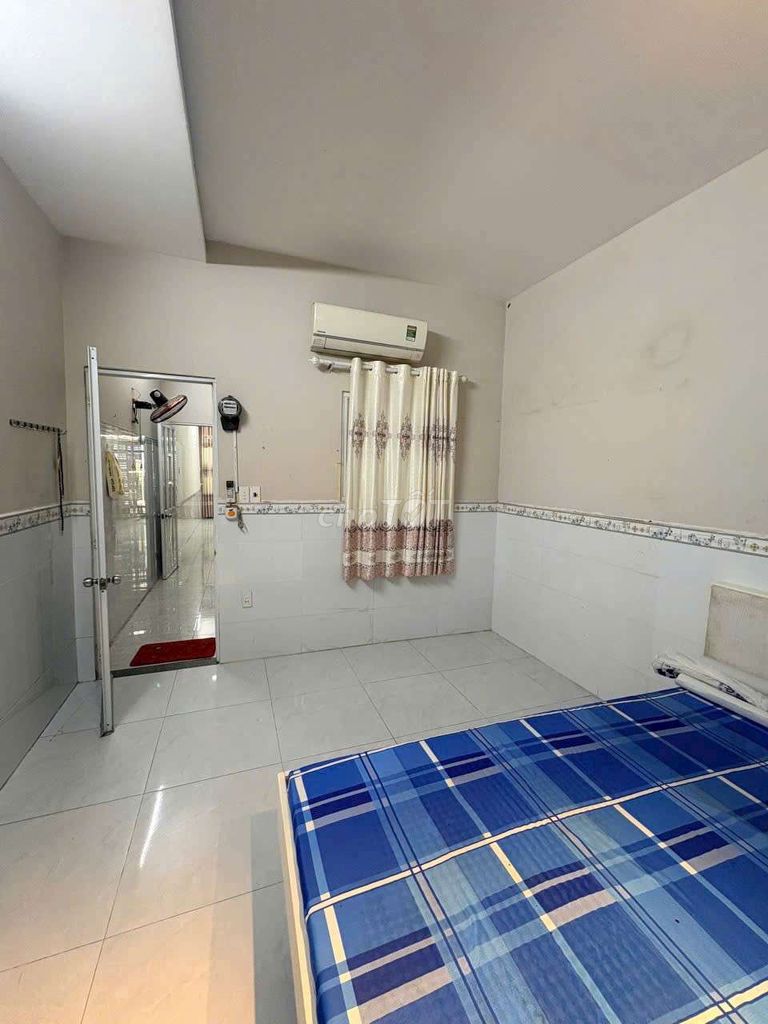 Rent a house near the Gò Vấp almond market. Area: 4x20 meters