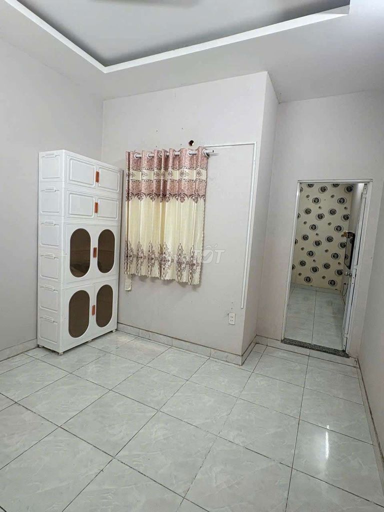 Rent a house near the Gò Vấp almond market. Area: 4x20 meters