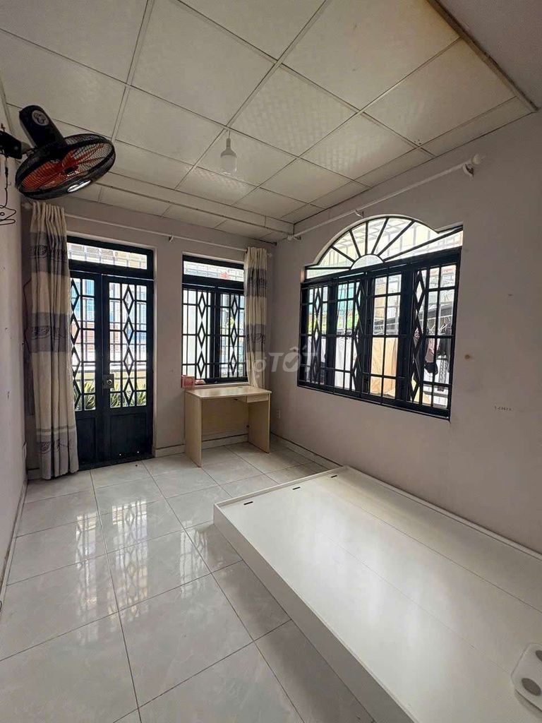 Rent a house near the Gò Vấp almond market. Area: 4x20 meters
