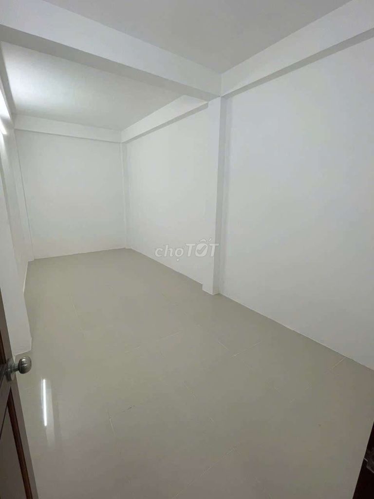Rent the entire plastic alley 6 M through Khuông Việt. Six bedrooms, seven toilets.