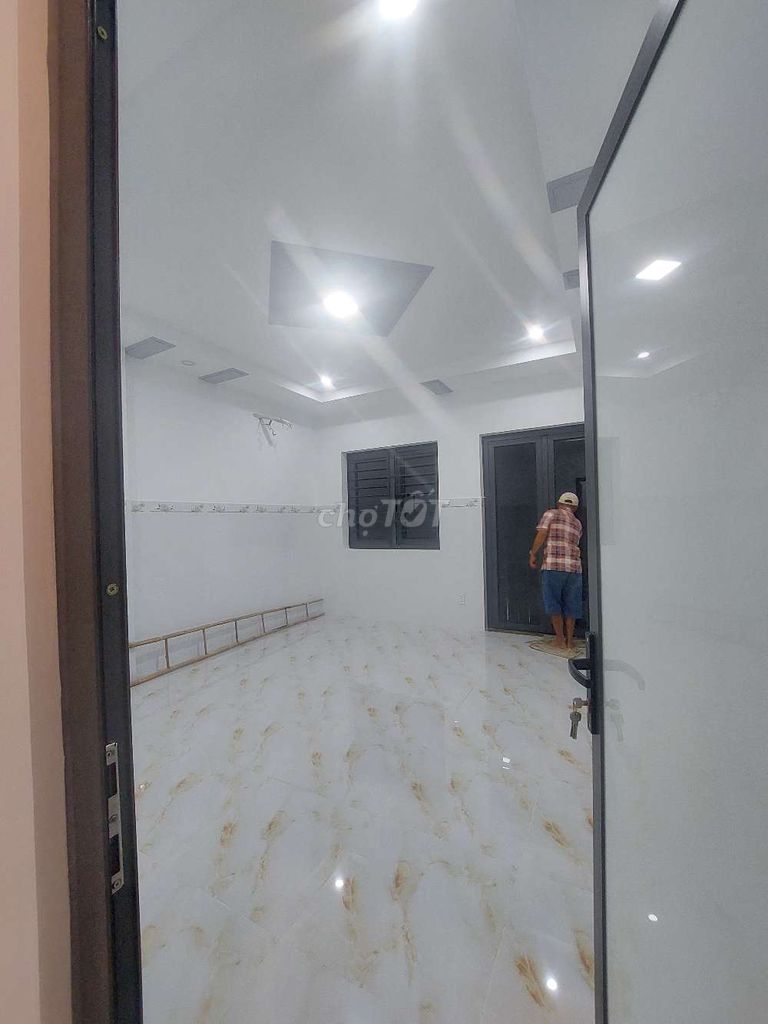 Rent the entire plastic alley 6 M through Khuông Việt. Six bedrooms, seven toilets.