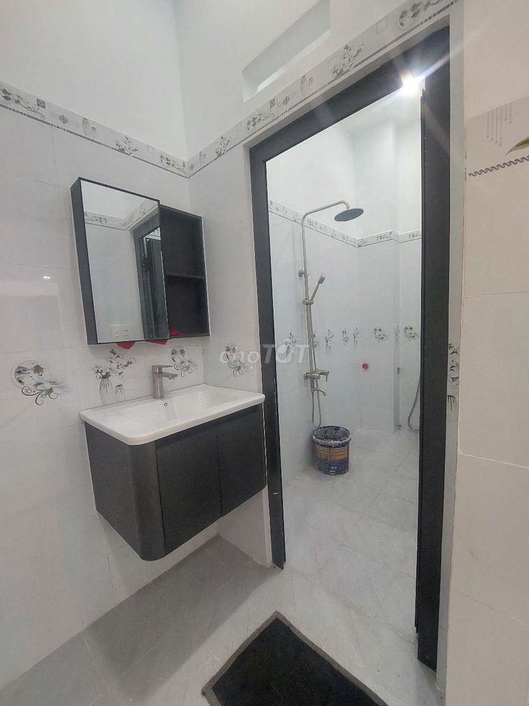 Rent the entire plastic alley 6 M through Khuông Việt. Six bedrooms, seven toilets.