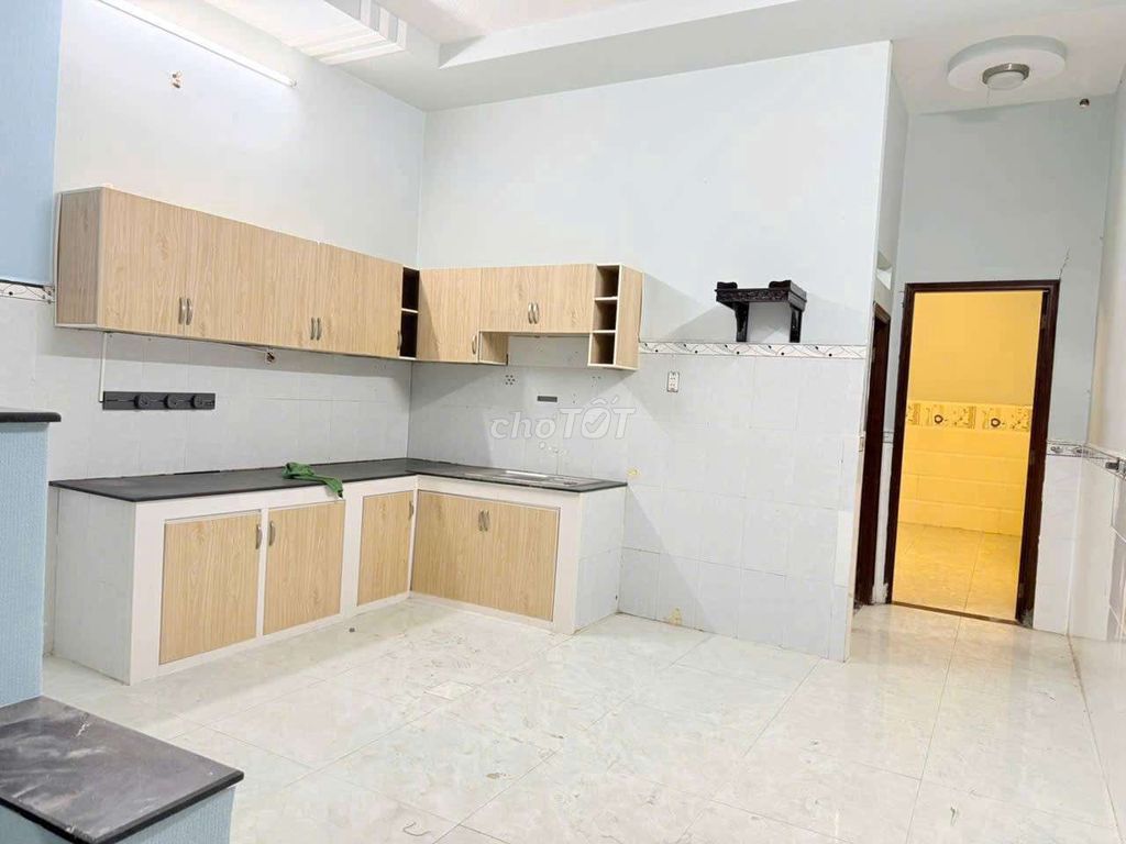 4 x 20 meters of floor 4 bedroom 3 new cool-painted toilets