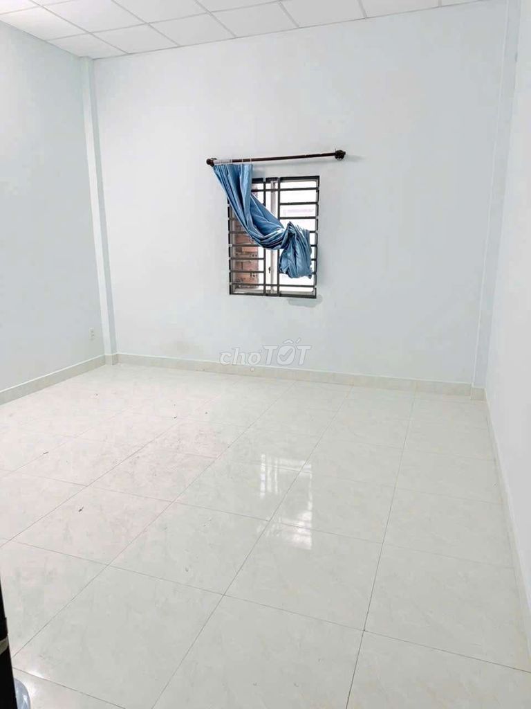4 x 20 meters of floor 4 bedroom 3 new cool-painted toilets