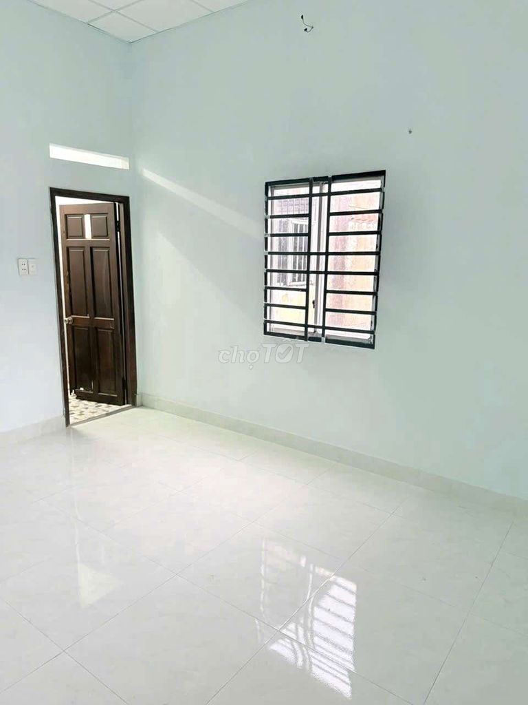 4 x 20 meters of floor 4 bedroom 3 new cool-painted toilets