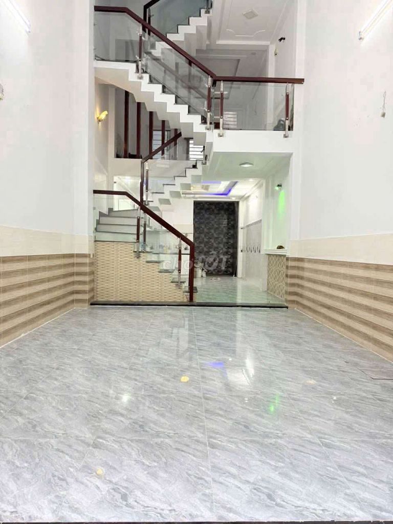 Hall 6 meters, four floors of cars, four bedrooms, vpty, building block.
