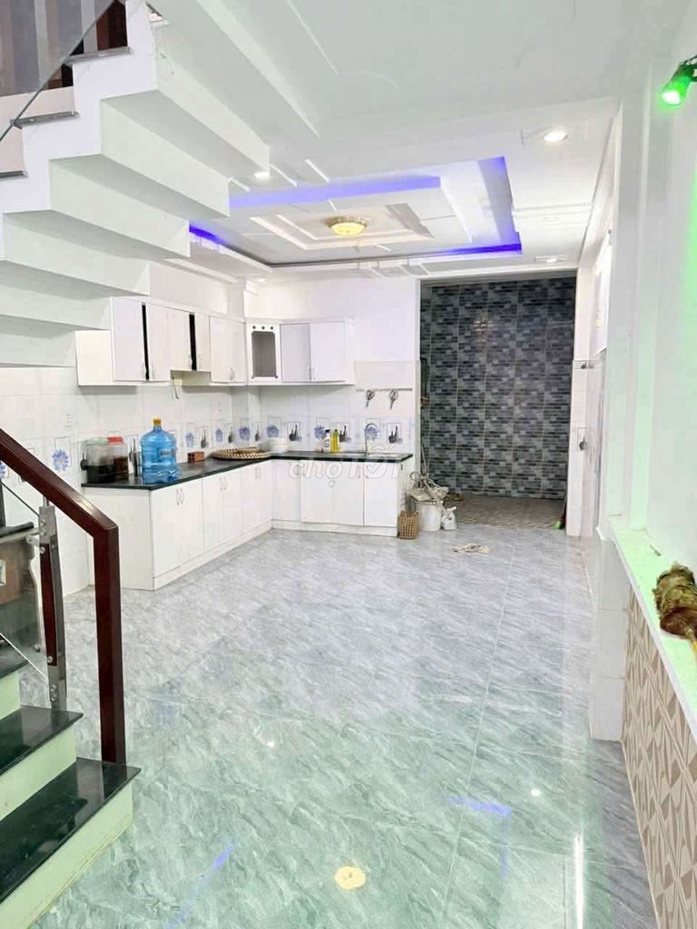 Hall 6 meters, four floors of cars, four bedrooms, vpty, building block.