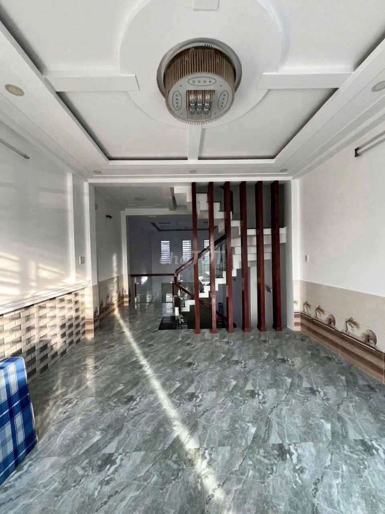 Hall 6 meters, four floors of cars, four bedrooms, vpty, building block.