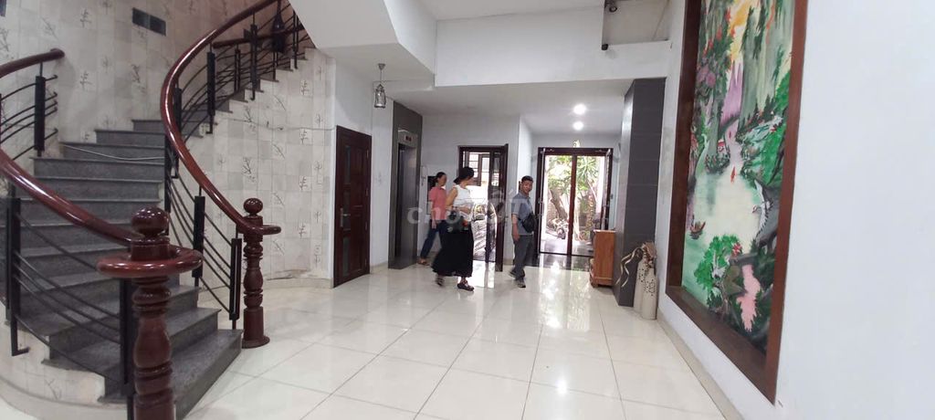 Thảo Điền root house has a broad, suitable courtyard or office office.