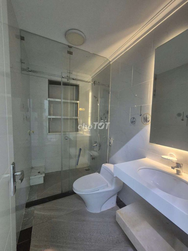 Renthouse 4 x18 meters.2 floors. 7 m Tô Hiệu.g.:12 million.