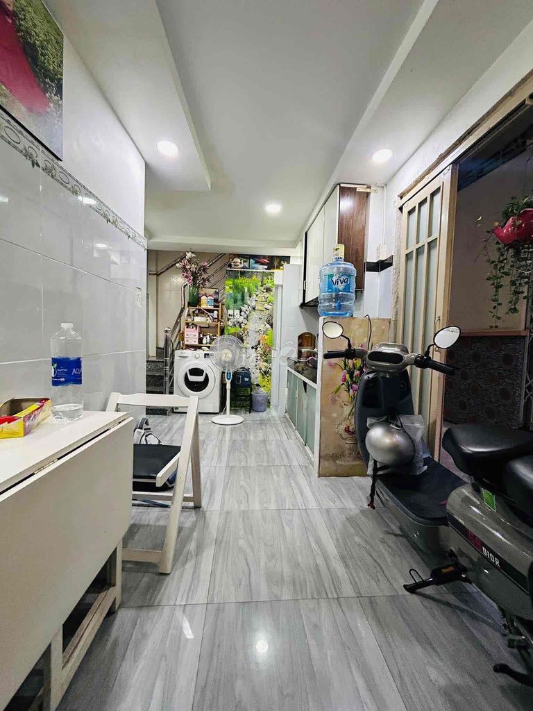 The 2nd square room has an internal Huỳnh Tấn Phát P. New Shun at the bridge.