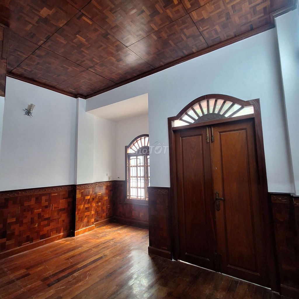 Rent a nice, cheap, three bedrooms. Three toilets.
