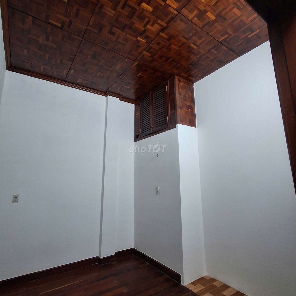 Rent a nice, cheap, three bedrooms. Three toilets.