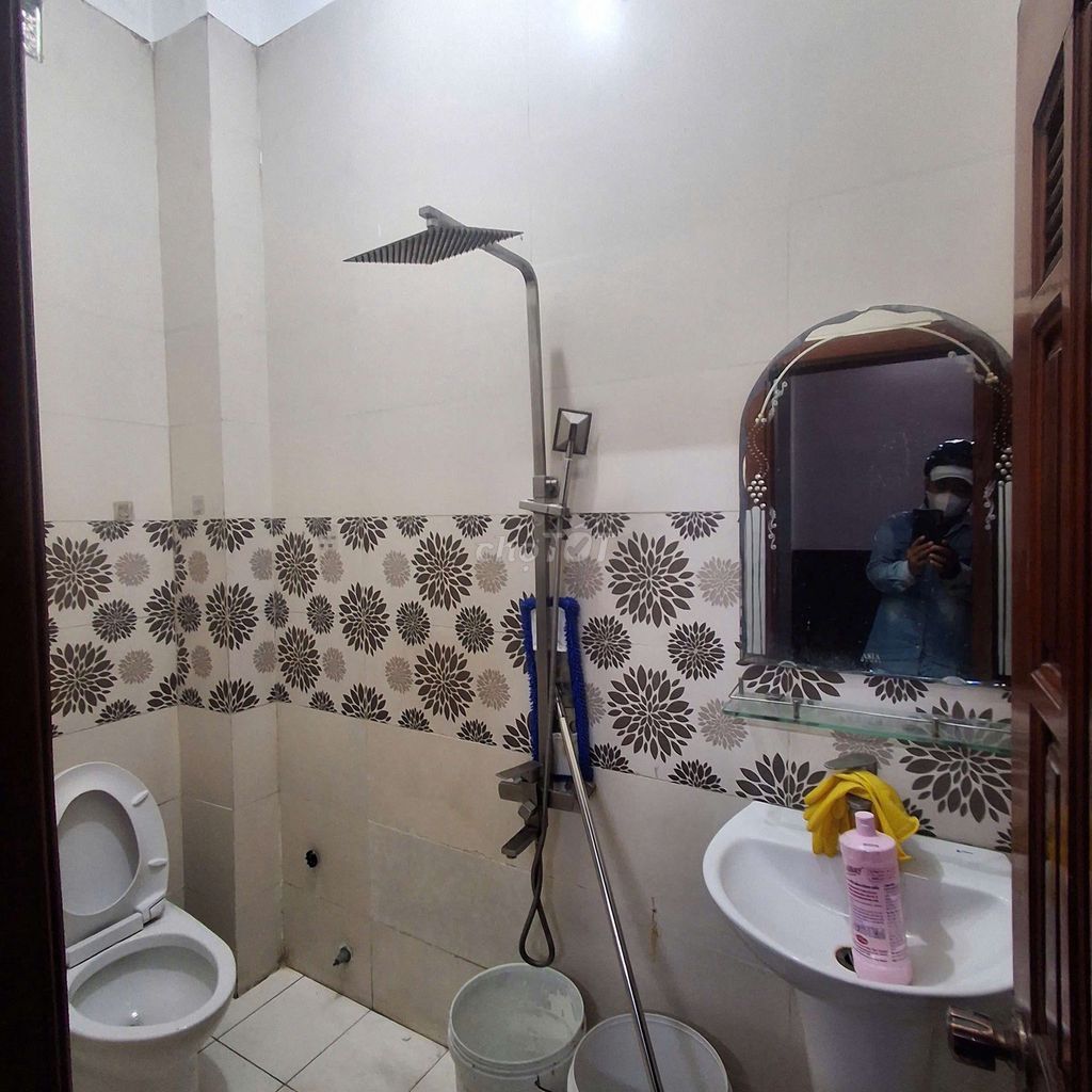 Rent a nice, cheap, three bedrooms. Three toilets.