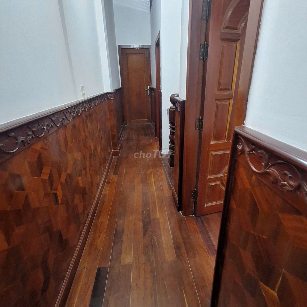 Rent a nice, cheap, three bedrooms. Three toilets.