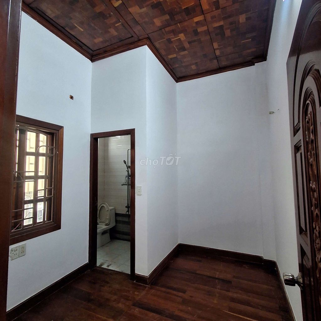 Rent a nice, cheap, three bedrooms. Three toilets.
