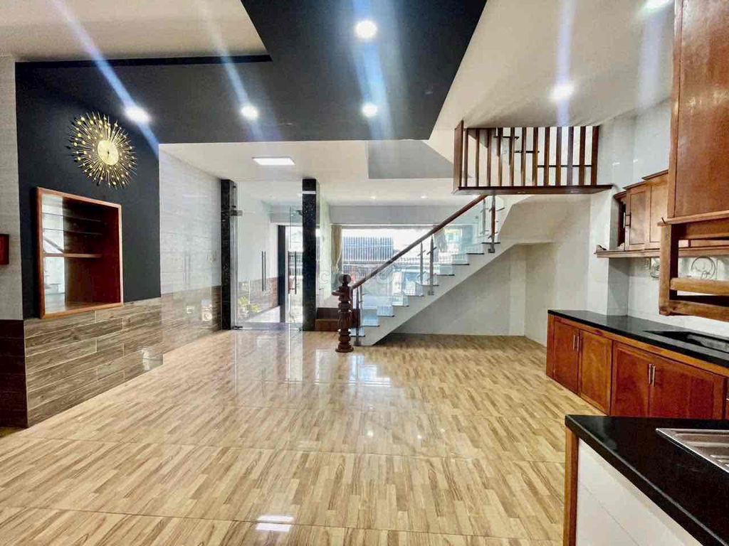 Rent the entire house with vaults plus four floors both in and out of business.