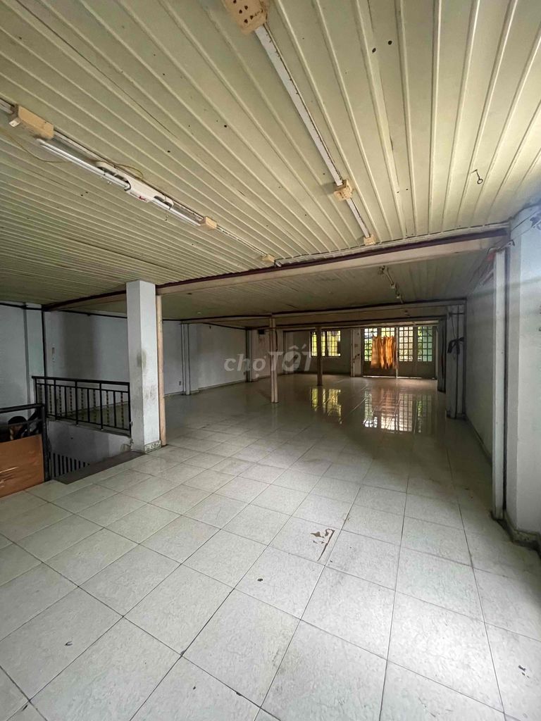 Internal Front 12 meters, Independence. 2nd floor